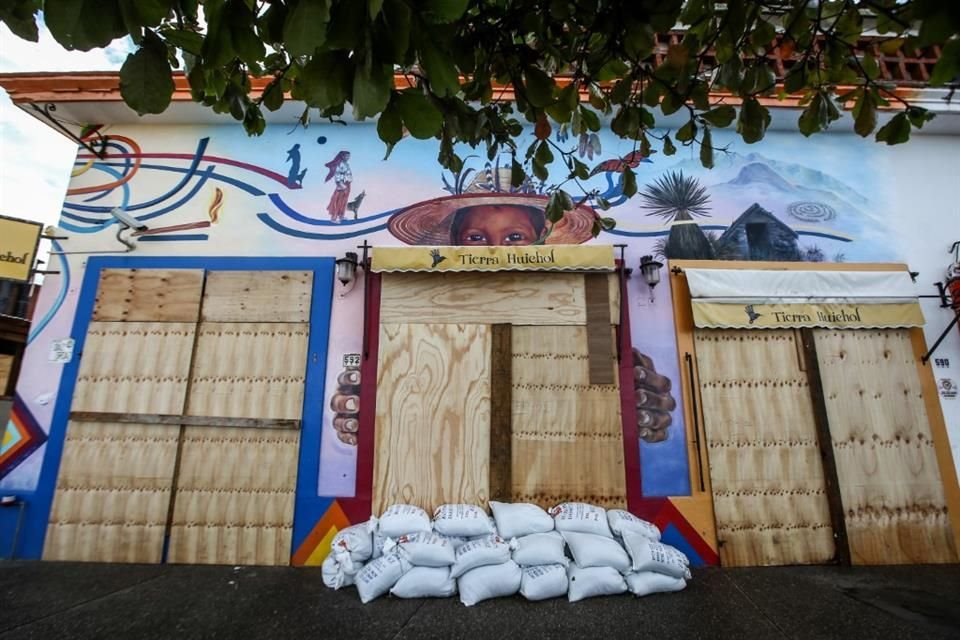 Locales del malecón de Puerto Vallarta fueron protegidos con tablones.