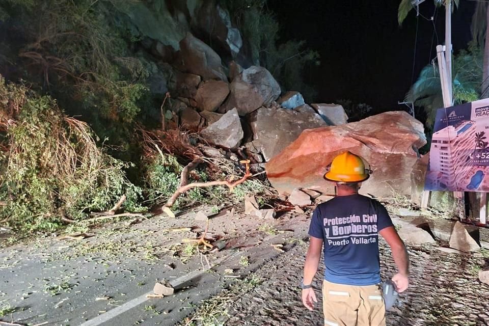 La caída de rocas afectó la carretera y un auto, que quedó aplastado frente a un hotel.