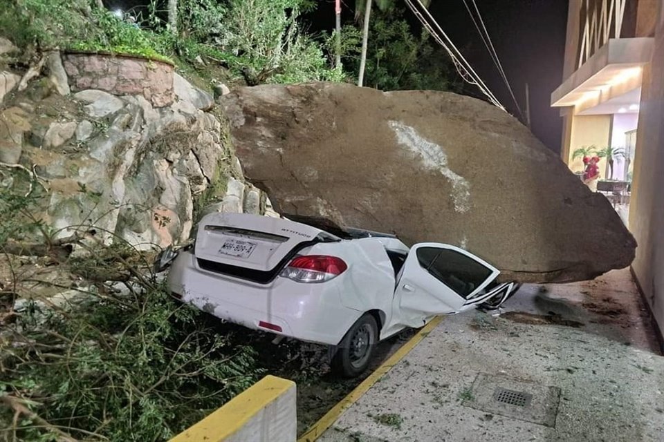 Las rocas de un deslave de ladera en la carretera federal 200 de Puerto Vallarta, a la altura del Km. 12, bloquean completamente dicha vía.