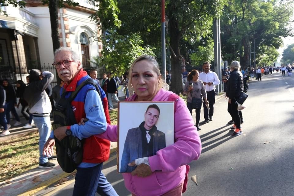 Ciro Vera Romo y Angélica Juárez con la fotografía de su hijo desaparecido desde hace 5 años, acuden a La Romería para pedirle a la Virgen de Zapopan que les ayude a encontrarlo como sea.