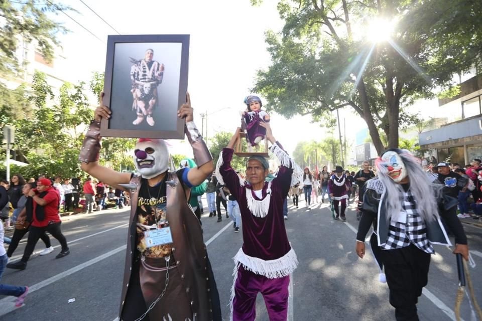 Danzantes van detrás de la Virgen de Zapopan; algunos de ellos tienen más de 20 años participando en esta celebración.