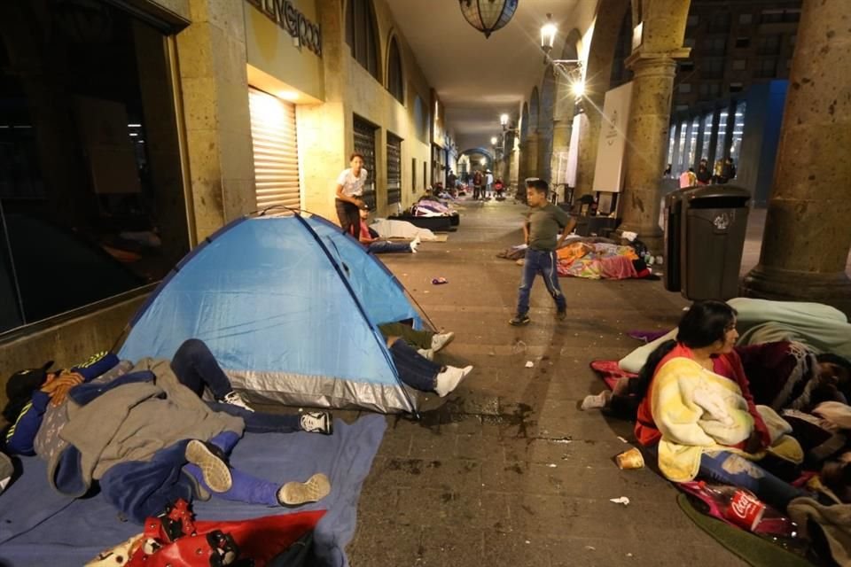 Algunos de los fieles acamparon en los alrededores de la Catedral de Guadalajara para participar en la misa y recorrido de la Virgen de Zapopan desde las primeras horas.