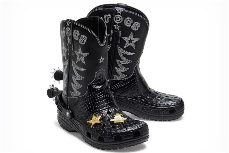  La firma de calzado Crocs presentó sus nuevos modelos de botas tipo cowboy, las cuales cuentan con espuelas. 