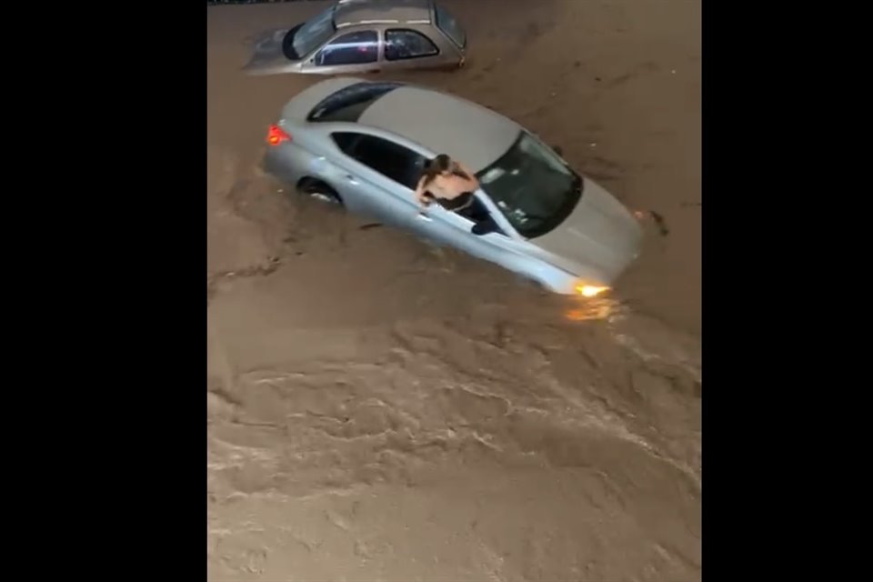 Varios vehículos fueron sacudidos por las fuertes corrientes.