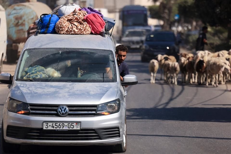 Las personas se dirigen al sur de la Franja de Gaza.