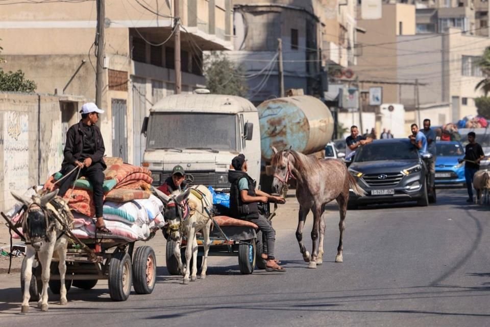 Palestinos huyen a zonas más seguras.