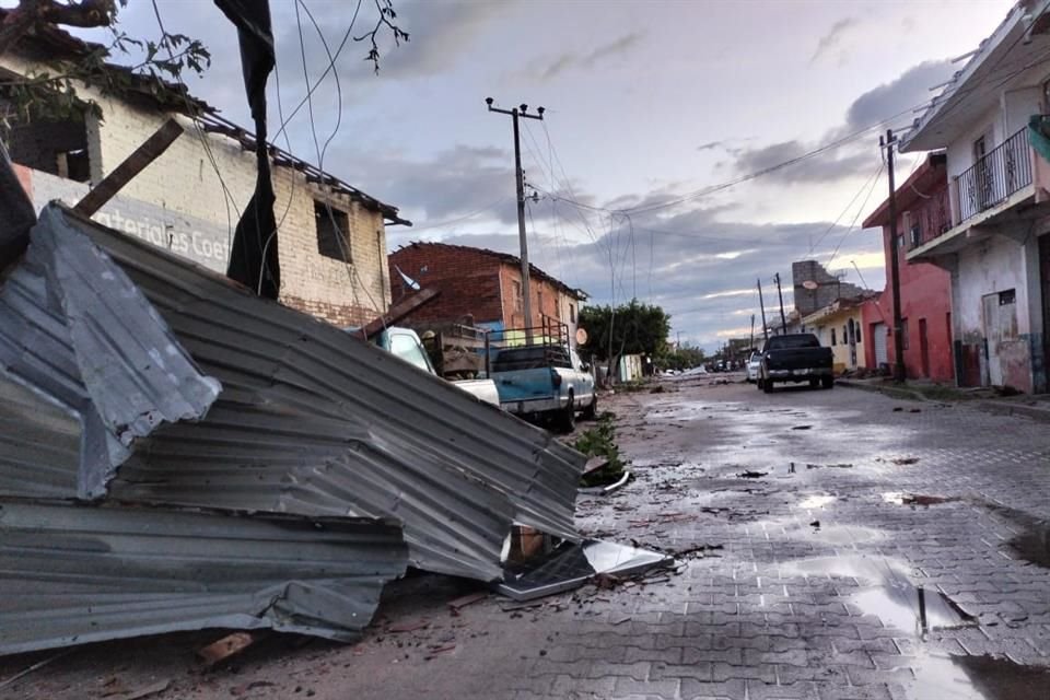 Más de mil 700 viviendas se vieron afectadas en Tomatlán tras el paso del Huracán Lidia.