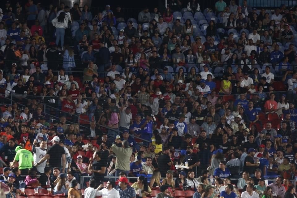 La afición respondió al juego de apertura.