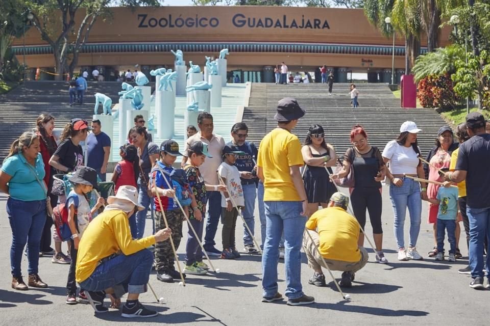 Algunos integrantes de la compañía TRIBU realizaron pláticas y ejercicios didácticos a los visitantes del Zoológico de Guadalajara para informar sobre el eclipse.