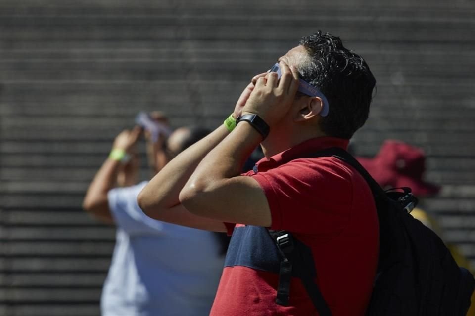 Centenares de tapatíos contemplaron el eclipse en el Zoológico de Guadalajara.