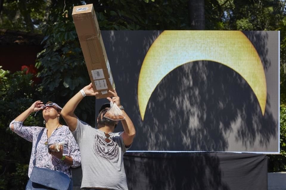 Centenares de tapatíos pudieron observar de manera segura el eclipse.