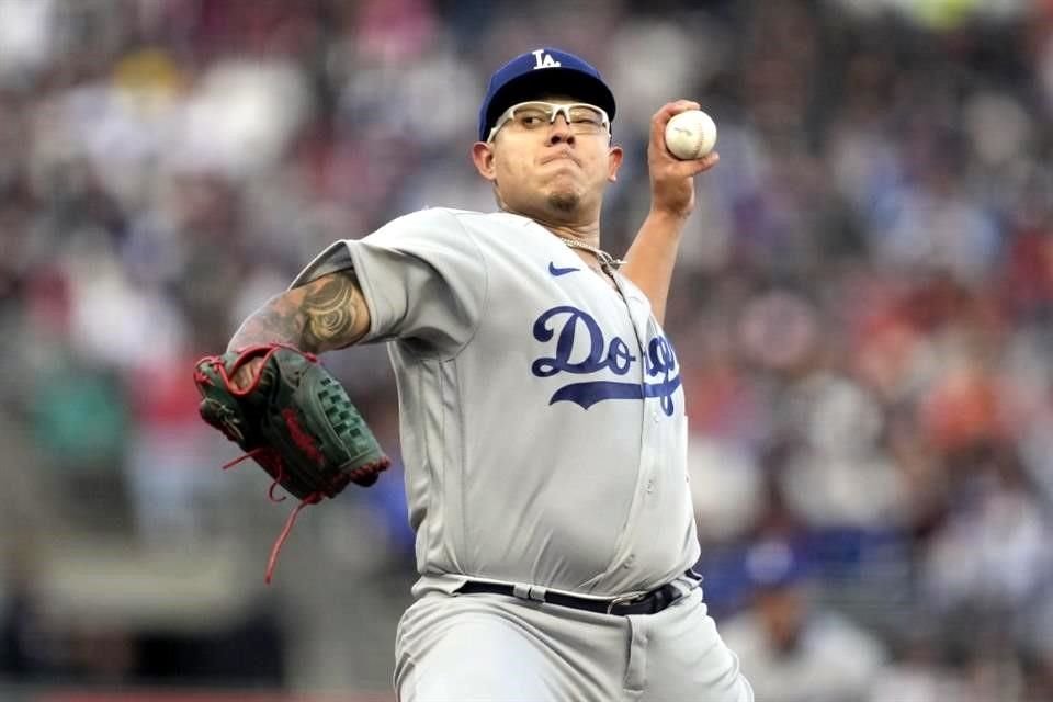 Julio Urías es acusado de violencia doméstica.