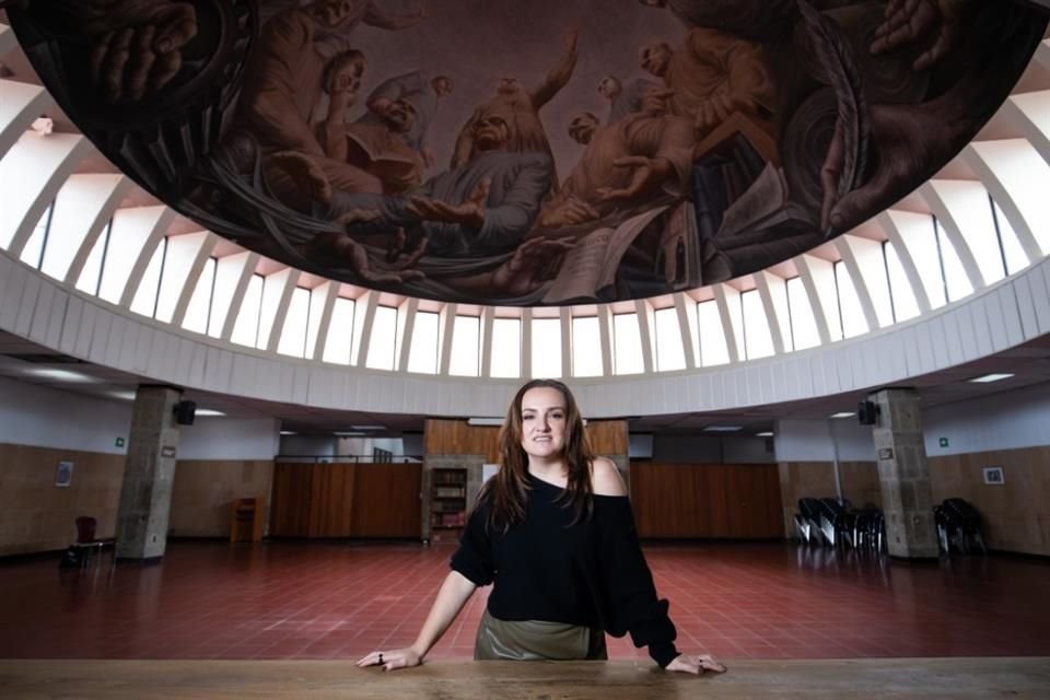 Tania Quirarte posa en la Biblioteca Pública del Estado, donde se realizará la siguiente sesión de Pensarq_, que abordará el tema del patrimonio edificado.