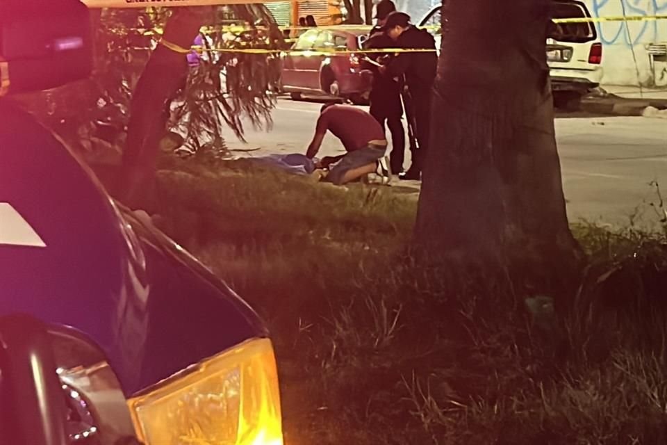 Un hombre murió esta noche tras estrellarse en su moto, en la Colonia Los Camichines, en Tonalá. Además, su acompañante resultó lesionada. 