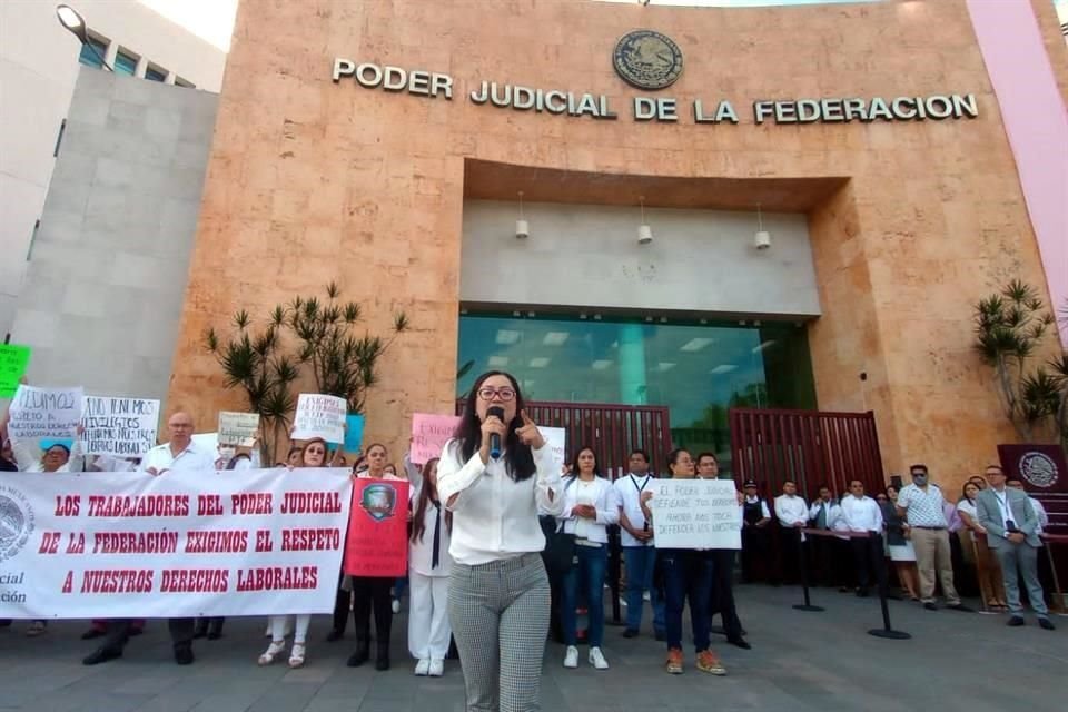 Manifestantes en la en la Ciudad Judicial en Morelos.