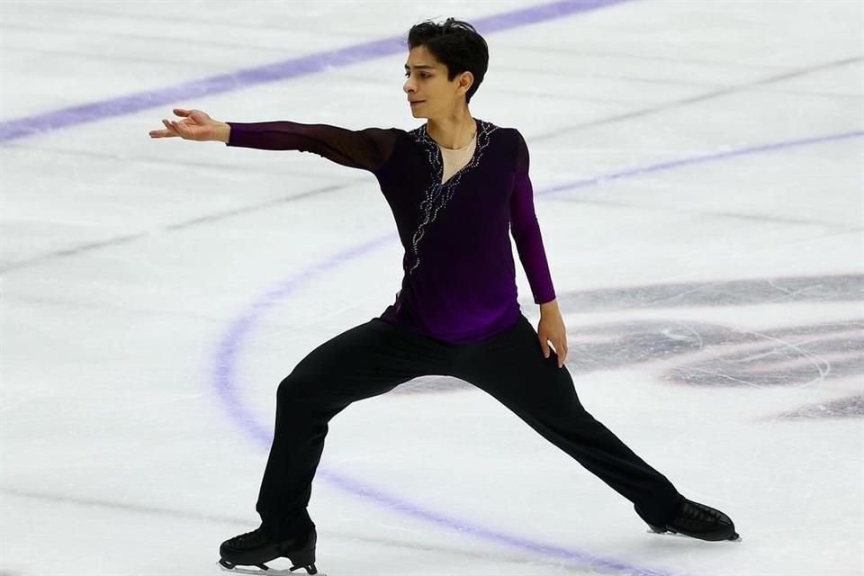Después de que su equipo no llegó a tiempo para competencia en Escocia, Donovan Carrillo consiguió patines prestados y logró segundo lugar.