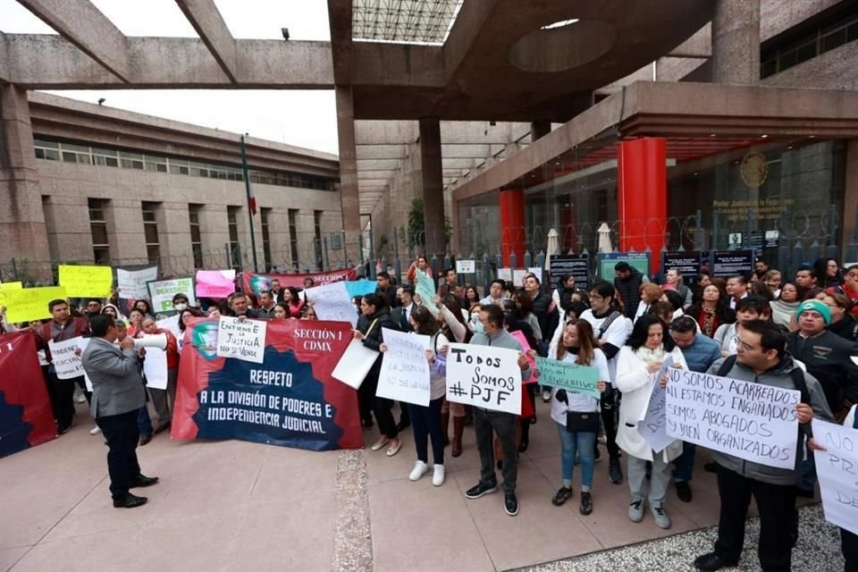 Empleados del Poder Judicial protestan contra eventual recorte de fideicomisos.