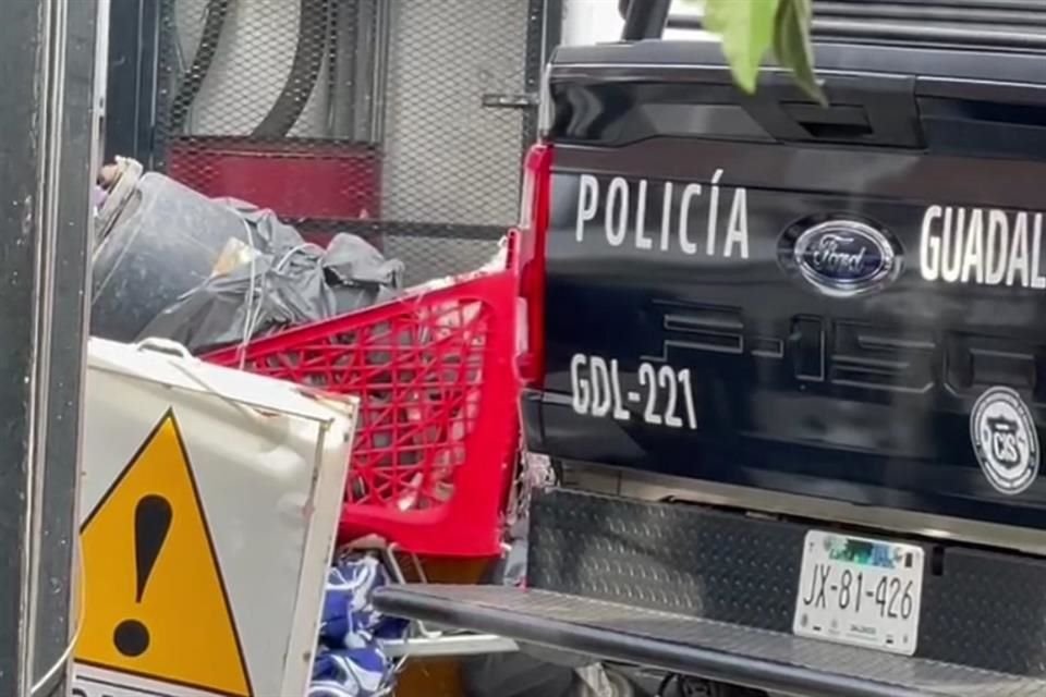 Vecinos alertaron a la policía cuando vieron que escurría sangre de un tambo que estaba dentro de un carrito de supermercado.