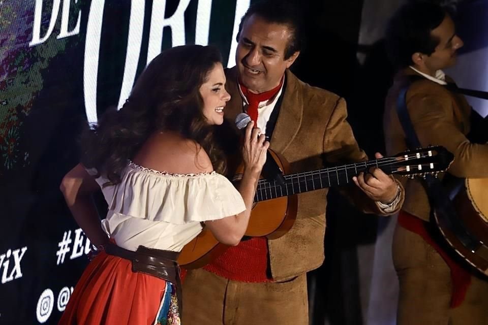 Lucero ofreció varias canciones que se escucharán dentro de la serie.