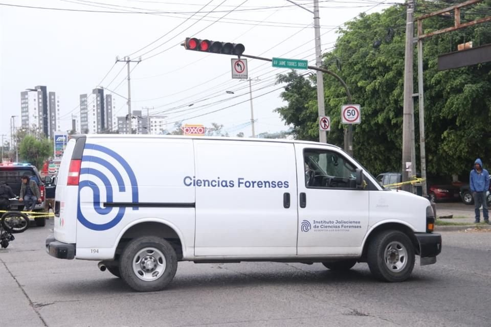 Un motociclista murió tras ser embestido por el conductor de un coche la mañana de este miércoles en calles de la Colonia El Sauz, en GDL.