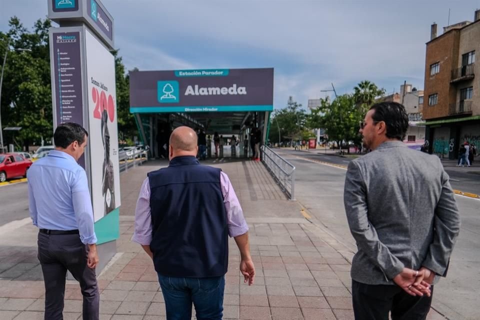 El Gobernador Enrique Alfaro revisó la estación Alameda, que es la primera en recibir renovación de mobiliario.