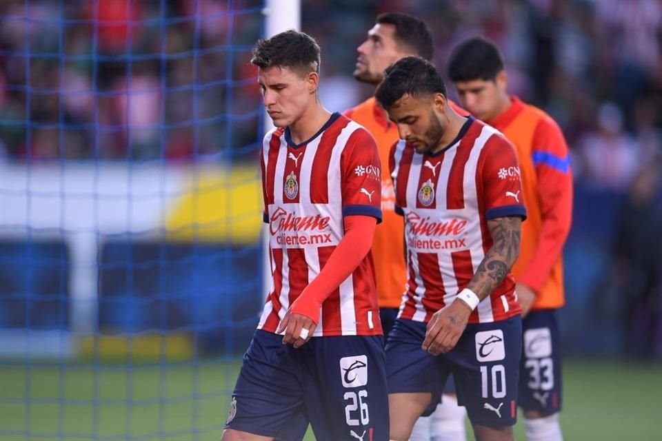 Alexis Vega, Cristian 'Chicote' Calderón y Raúl Martínez se disculparon con Veljko Paunovic y con sus compañeros de las Chivas.