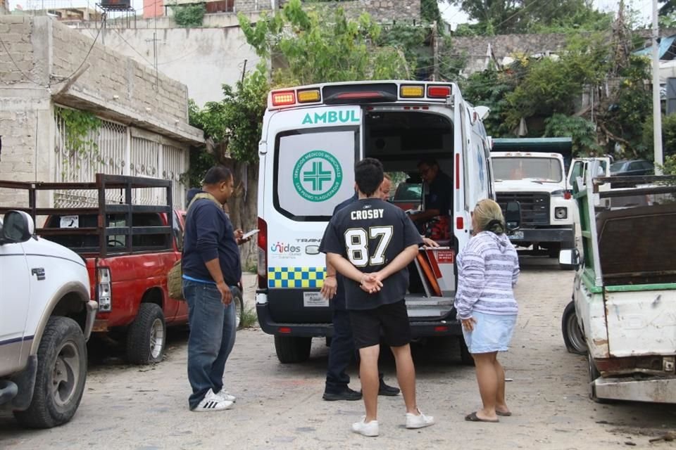 Una mujer sufrió lesiones de regulares a graves luego de que fue atropellada por un camión de volteo en la Colonia Arroyo de las Flores.