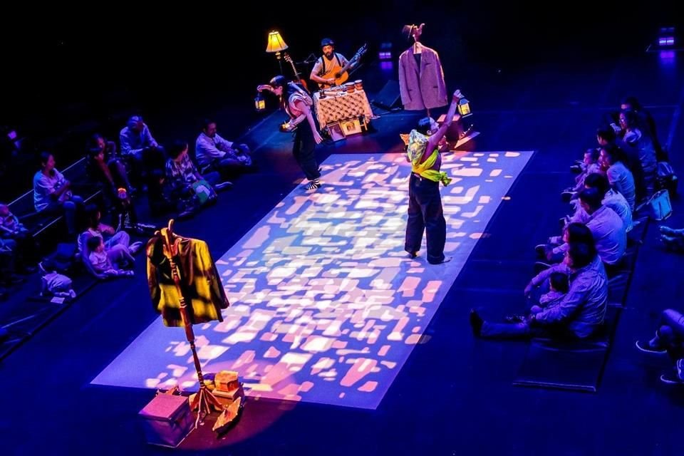 Escena del montaje 'Me importas tú, boleros para abrazar', de A la Deriva Teatro, representa a Jalisco en la Muestra Nacional de Teatro.