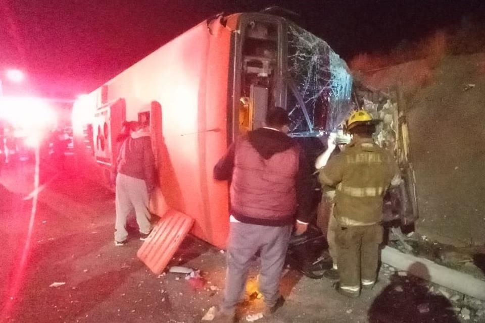Luego de que se impactó con una camioneta, un camión de transporte de personal se volcó en Cuexcomatitlán, Tlajomulco y nueve personas resultaron lesionadas.