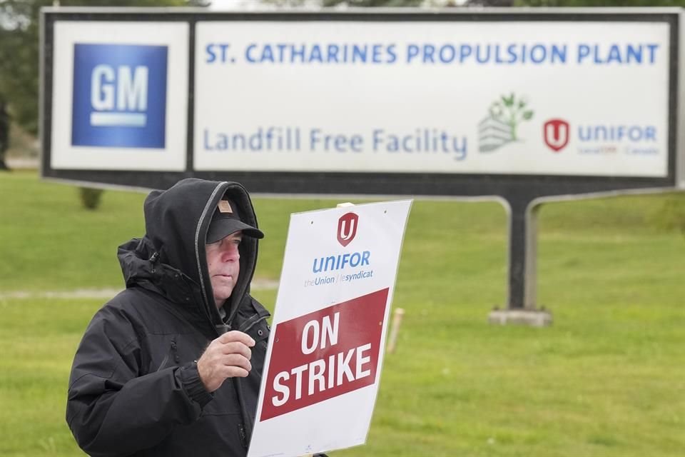 El sindicato UAW ha detenido varias plantas de producción de Ford, GM y Stellantis.