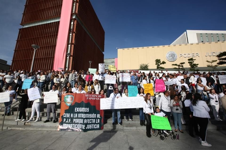 Tanto en la Ciudad Judicial (foto) como en Puente Grande, los empleados federales se han manifestado.