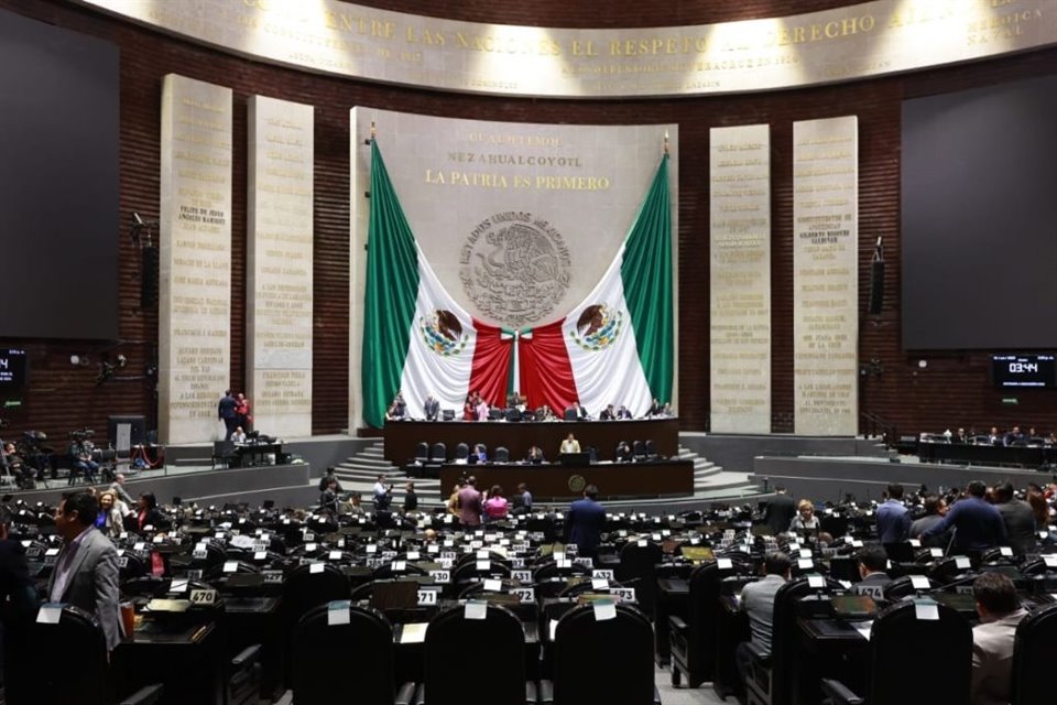 Mayoría oficialista en Cámara de Diputados aprobó Ley de Ingresos 2024, con endeudamiento de 1.9 billones de pesos, 38% mayor a la de 2023.