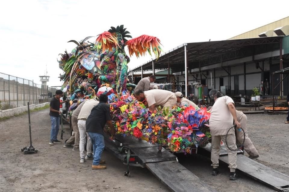 El 'Alebrije de las Mil Voces' fue creado por 76 mujeres y hombres que se encuentran en Puente Grande, para un concurso nacional.