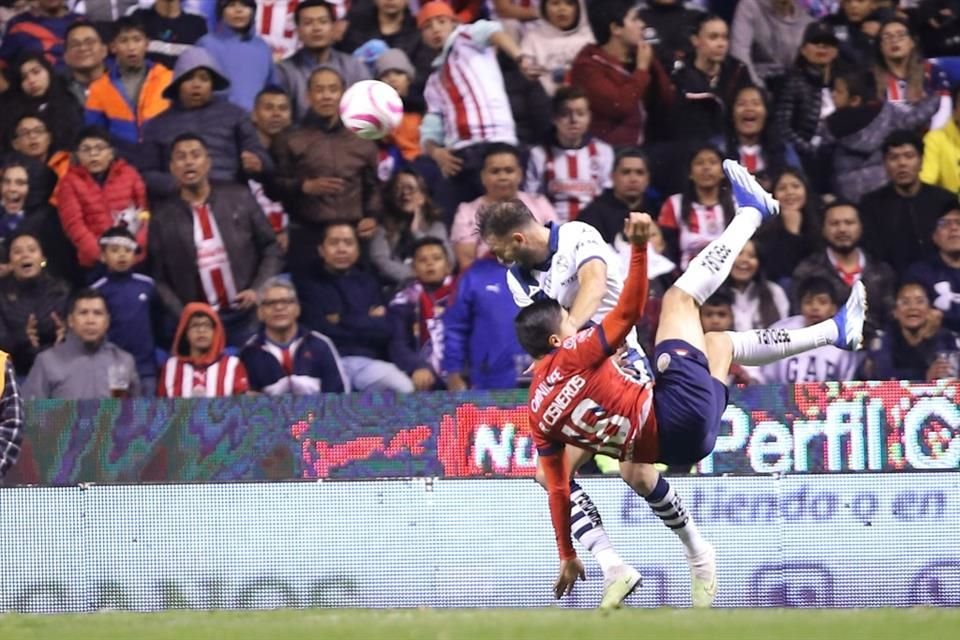 Ronaldo Cisneros, que estaba de espalda a la portería, controló de pecho y definió con una chilena, al minuto 72, el gol que selló el triunfo 2-0.