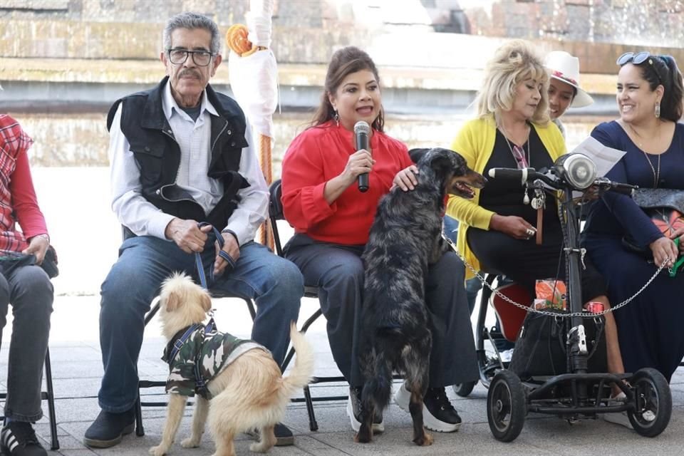 La Alcaldesa con licencia de Iztapalapa, Clara Brugada, acudió a un encuentro de activistas por la protección animal en la Fuente Xochipilli de la Segunda Sección del Bosque de Chapultepec.