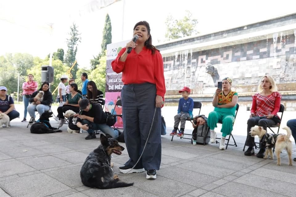 Brugada acudió al encuentro con unos 50 activistas, acompañada de 'Sisi', una de sus tres mascotas.