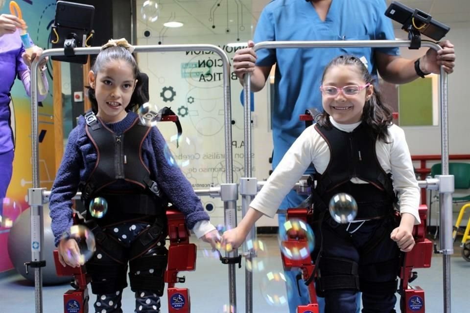 Ximena y Valeria participan en la terapia de neurorehabilitación con el exoesqueleto pediátrico Atlas 2030, a la que tuvo acceso a través de la Asociación Pro Personas con Parálisis Cerebral (APAC).