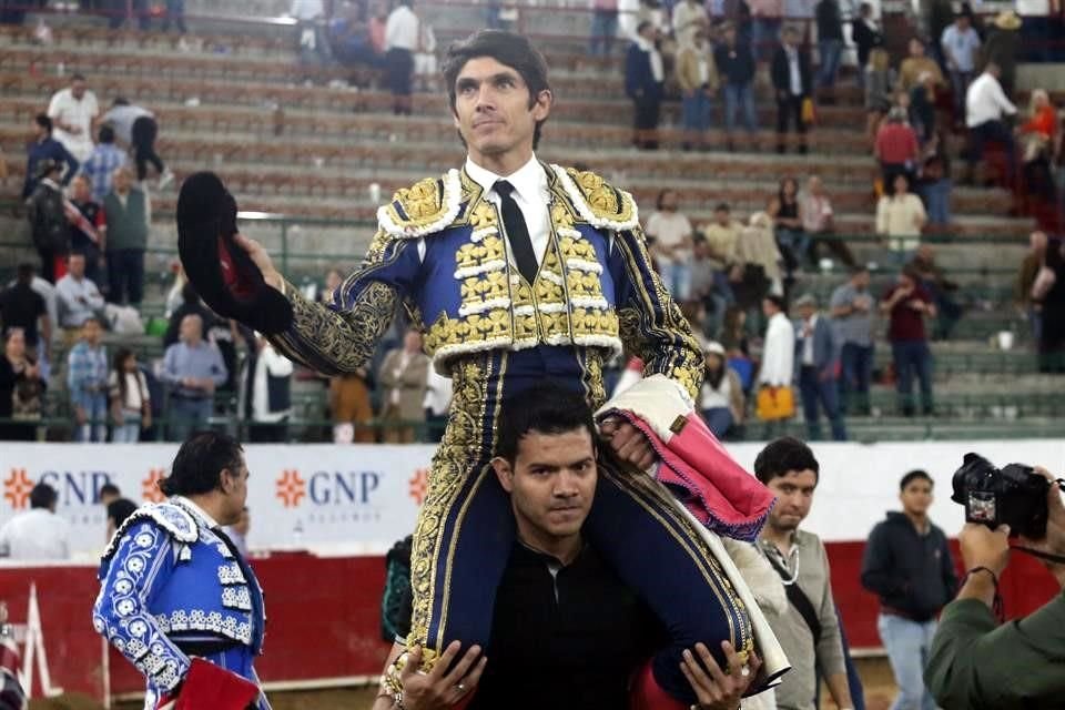 Sebastián Castella sale en hombros de la Plaza de Toros Nuevo Progreso luego de cortar dos orejas.