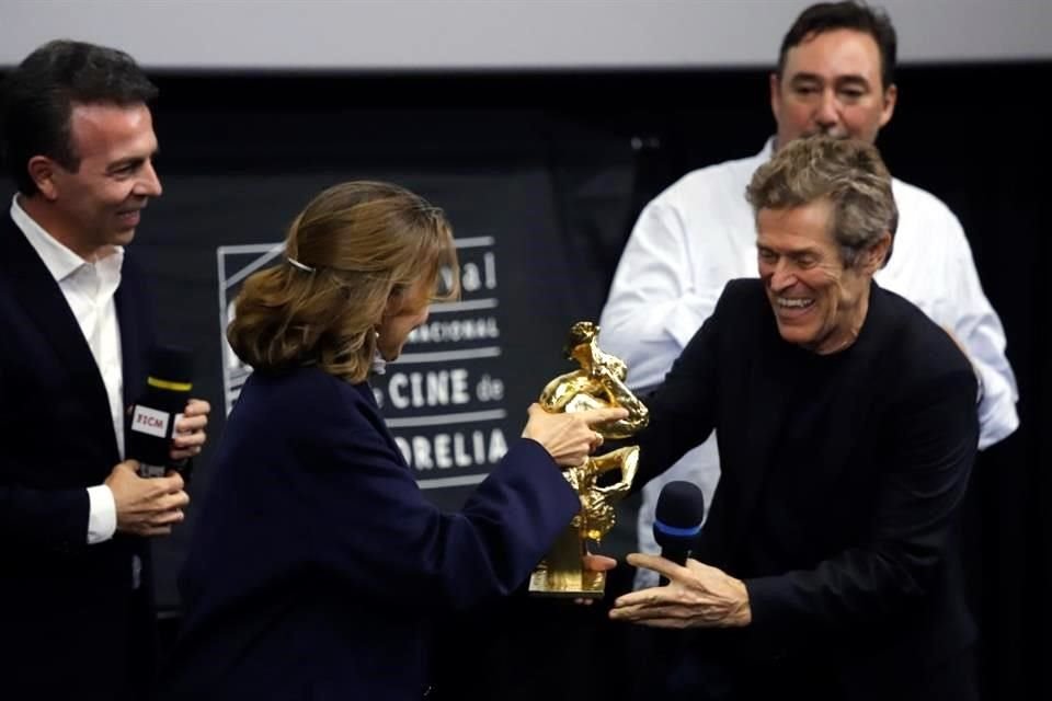 Dafoe recibió su premio con mucha emoción y alegría.