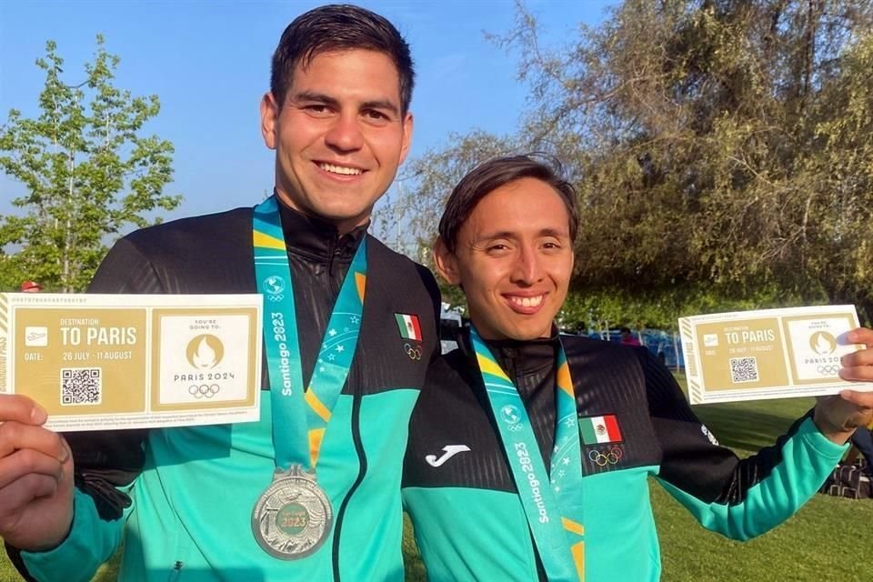 Duilio Carrillo y Emiliano Hernández presumiendo sus medallas y plazas para París 2024.
