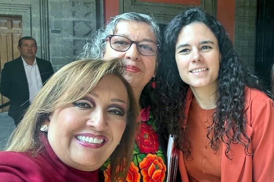 Lorena Cuéllar, Gobernadora de Tlaxcala; Teresa Guadalupe Reyes, Comisionada de Búsqueda, y Luisa Alcalde, Secretaria d Gobernación, en Palacio Nacional.