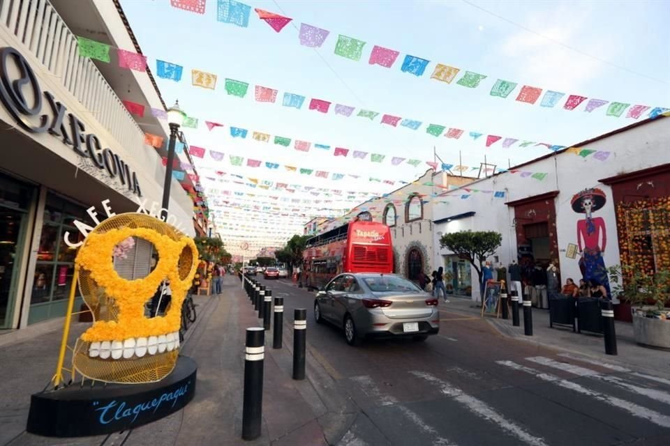 Sobre Avenida Juárez, en pleno San Pedro Tlaquepaque, ya se observan varios adornos alusivos al Día de Muertos.