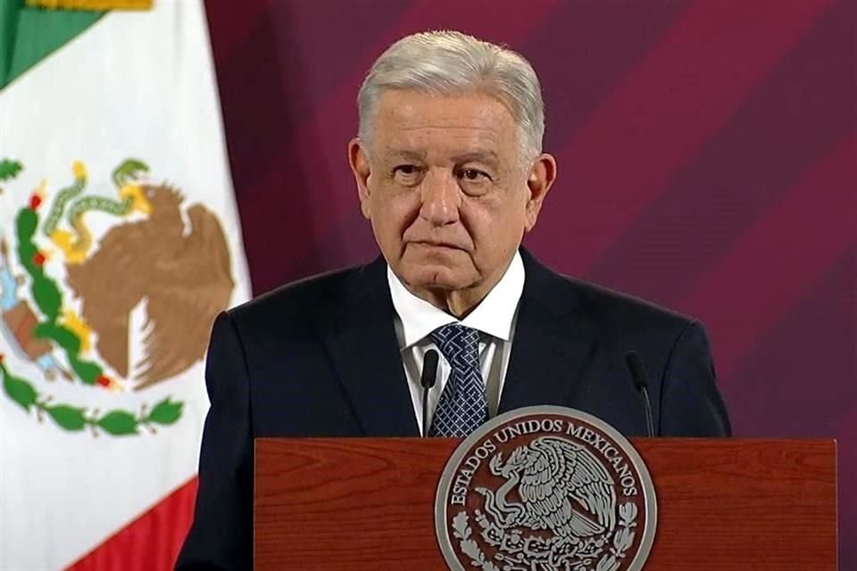 El Presidente en conferencia.