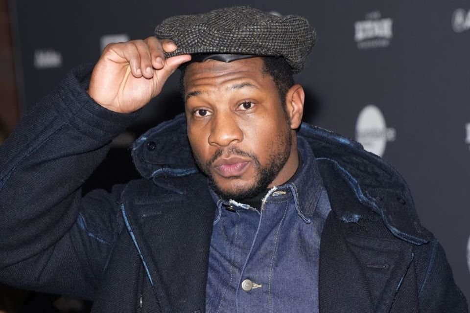 El juez de Nueva York rechazó una moción que buscaba desestimar los cargos de agresión y acoso que enfrenta el actor Jonathan Majors.