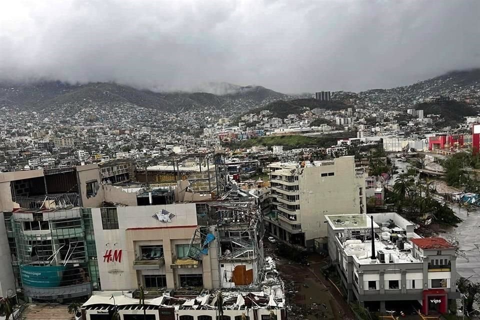 Otra perspectiva y de día, de los daños que sufrió la plaza Galerías Diana.