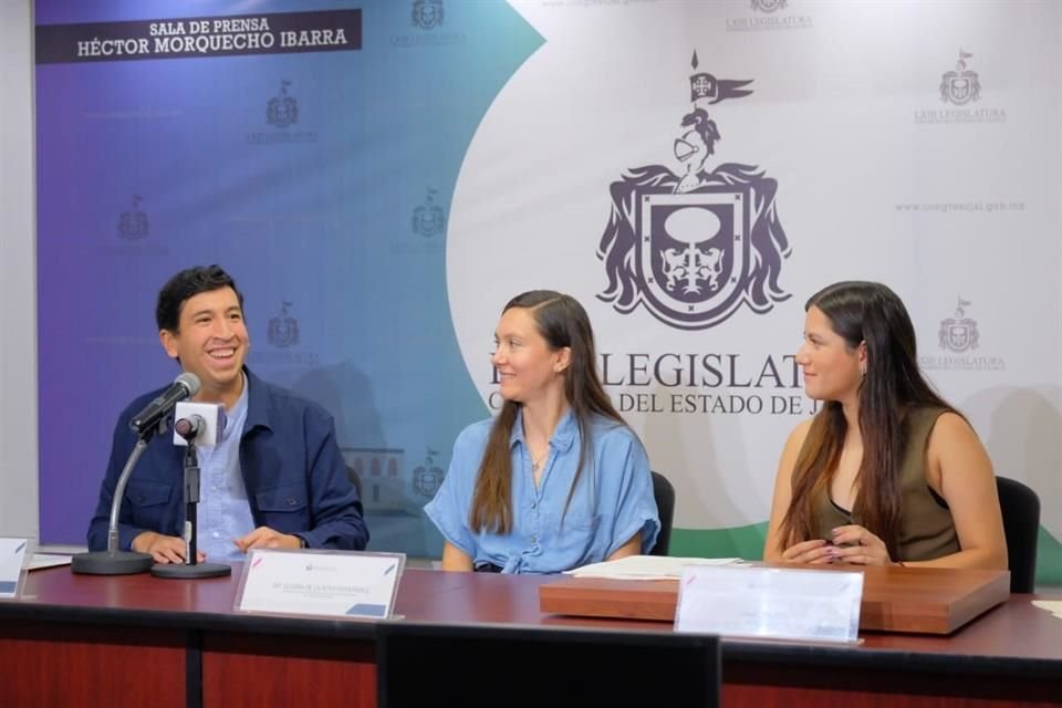 La diputada local de Futuro, Susana de la Rosa, respaldada por el regidor Pedro Kumamoto, pretende que en Jalisco se recicle el escombro.