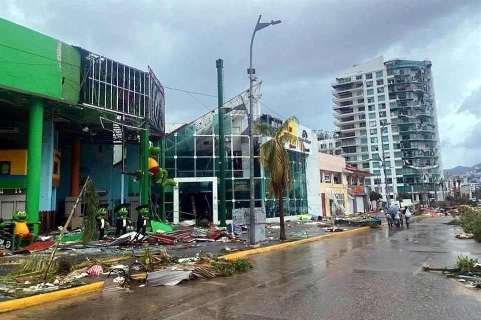 Los daños a lo largo de la Costera Miguel Alemán.