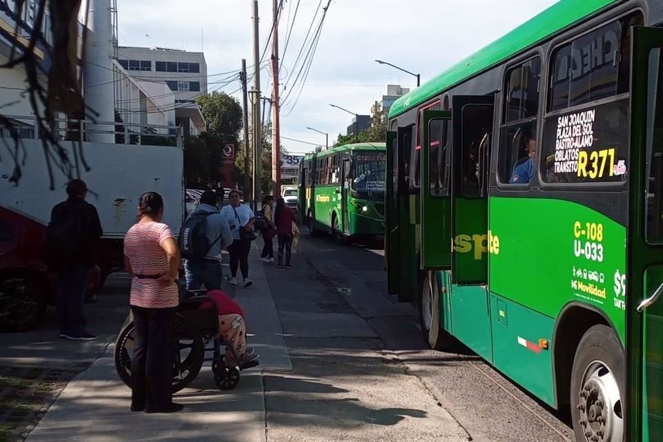 El usuario y su acompañante esperaron sin éxito dos horas por el camión.