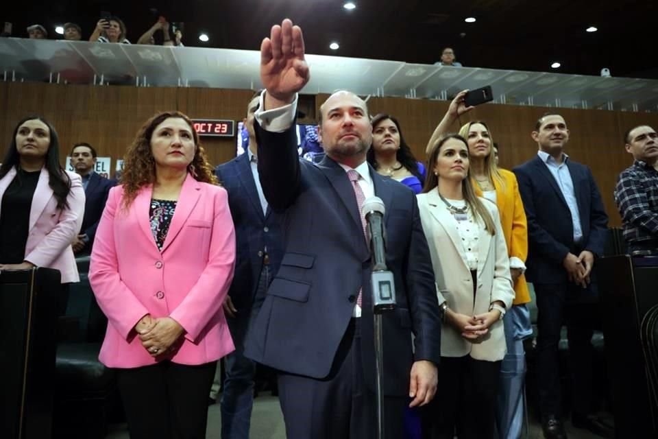 Arturo Salinas tomó protesta ante el Congreso del Estado como gobernador interino, luego de que los diputados aprobaron la licencia al Gobernador Samuel García.