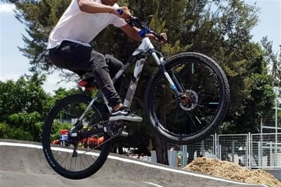 Ayer, en redes sociales, se difundió el asalto a mano armada a un ciclista y se describieron las características de ladrón y de la bicicleta robada.